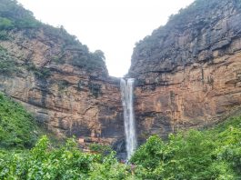 कैमूर पहाड़ी के घाटी में स्थित तुतला भवानी धाम की छटा है निराली