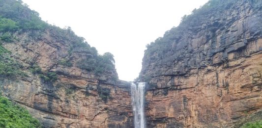 कैमूर पहाड़ी के घाटी में स्थित तुतला भवानी धाम की छटा है निराली