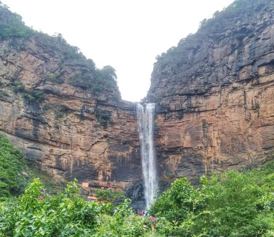 कैमूर पहाड़ी के घाटी में स्थित तुतला भवानी धाम की छटा है निराली