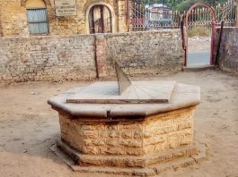 डेहरी में है डेढ़ सौ वर्ष पुरानी धूप घड़ी, आज भी बताती है समय