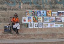 बनारस के घाट पर सासाराम के मुन्ना की सजती है खुली आर्ट गैलरी