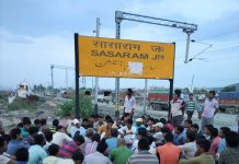 प्लेटफॉर्म पर पढ़ाई से मिलती नौकरी की रेल