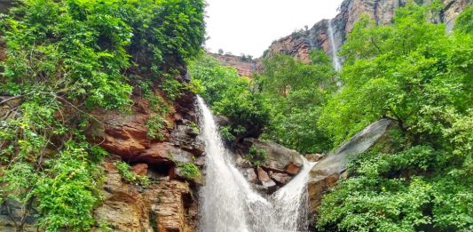 प्रकृति प्रेमियों को लुभा रहा रोहतास जिले का कशिश झरना