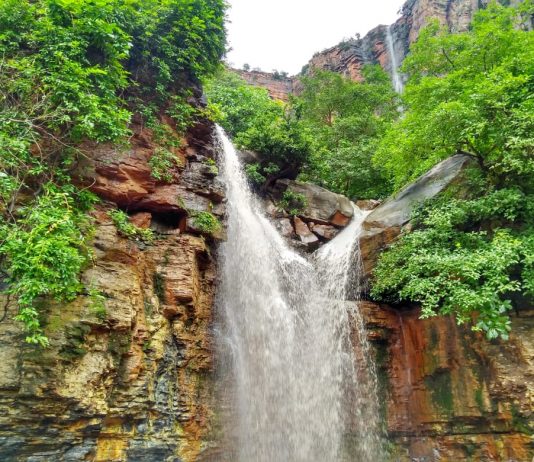 प्रकृति प्रेमियों को लुभा रहा रोहतास जिले का कशिश झरना