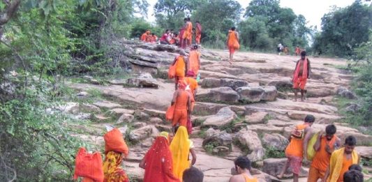 गुप्ताधाम: पहाड़ की चढ़ाई, जंगल की सैर और गुफा में स्थित बाबा गुप्तेश्वर नाथ के दर्शन