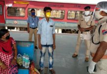 सासाराम स्टेशन पर आरपीएफ ने गर्भवती महिला को उपलब्ध कराया दवा, फल व पानी