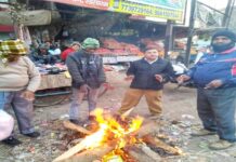 ठंड से बचने के लिए सासाराम नप ने शहर में जलाया अलाव