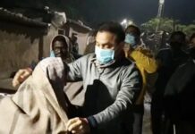 ठंड से कांपते लोगों के लिए कैमूर डीएम ने उठाया कदम, रात के अंधेरे में किया कंबल वितरण