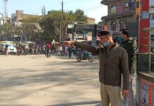 सासाराम एएसपी ने खुद संभाली ट्रैफिक व्यवस्था, पोस्ट ऑफिस चौराहा पर खड़े होकर करते रहे आने-जाने का इशारा