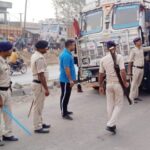 dehri news Police-administration major action against overloaded trucks and tractors loaded with sand in Dehri- dehri sdm sameer saurabh (2)
