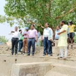 rohtas news DDC shekhar anand inspected ponds being built under Amrit Sarovar Yojana in bikramganj (1)
