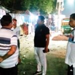 sasaram news Municipal commissioner shekhar anand came out on road to take stock of cleanliness system in Sasaram at midnight (2)