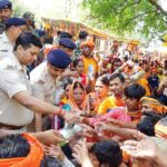Rohtas news SP ashish bharti arrived to take stock of Guptadham provided refreshments to Kanwariyas (2)