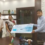 rohtas news DM handed over check of 11-11 lakhs to dependents of two martyr soldiers of Rohtas (1)