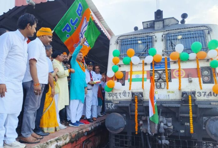 ssm news Operation of Dehri-Dhanbad Intercity Express started from Sasaram MP Chhedi Paswan flagged it off 0923